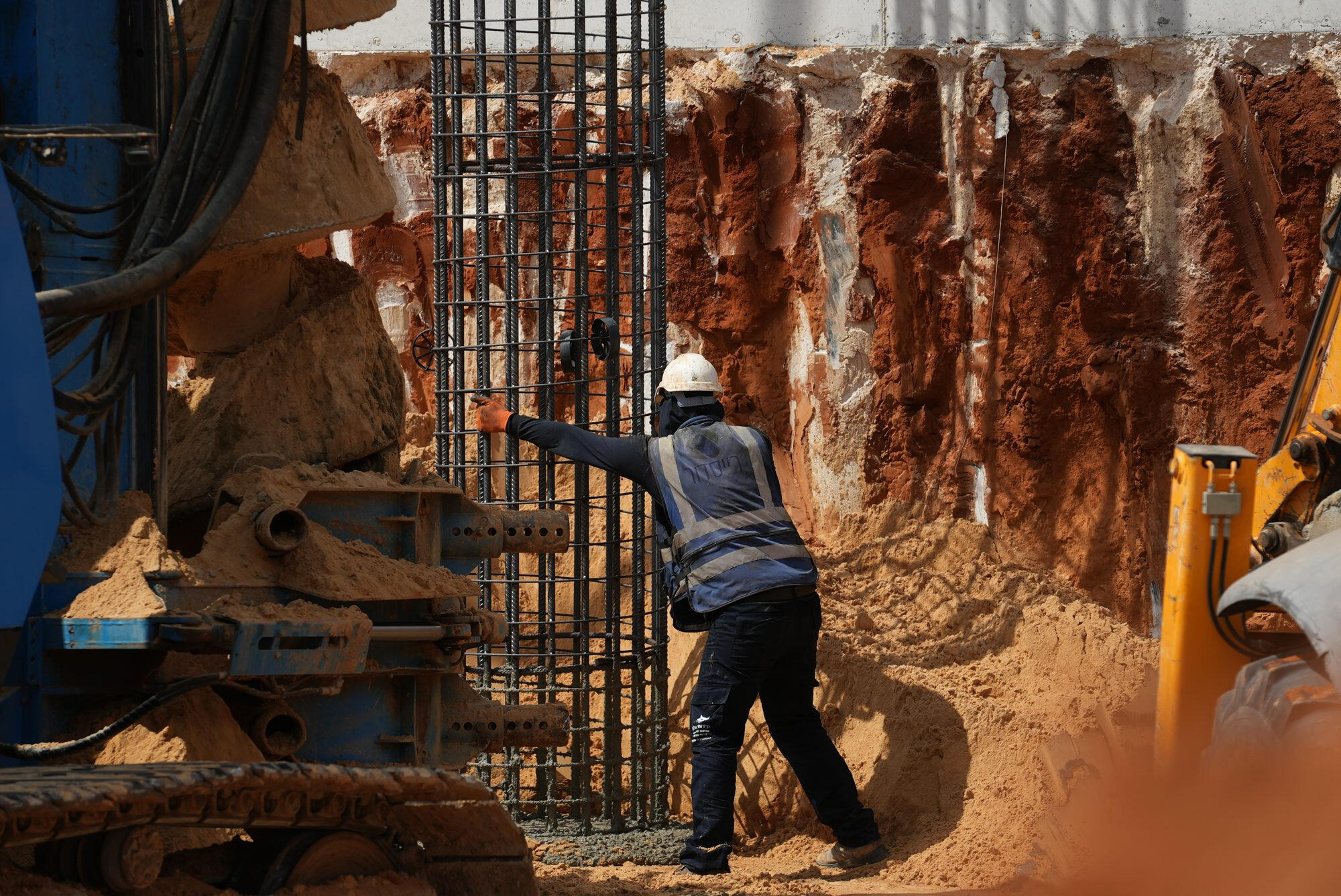 נווה איילון, אור יהודה – הכנסת כלוב לכלונס